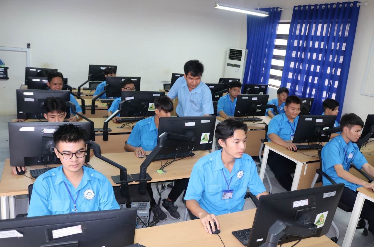 Công nghệ thông tin (ứng dụng phần mềm) Công nghệ thông tin (ứng dụng phần mềm)